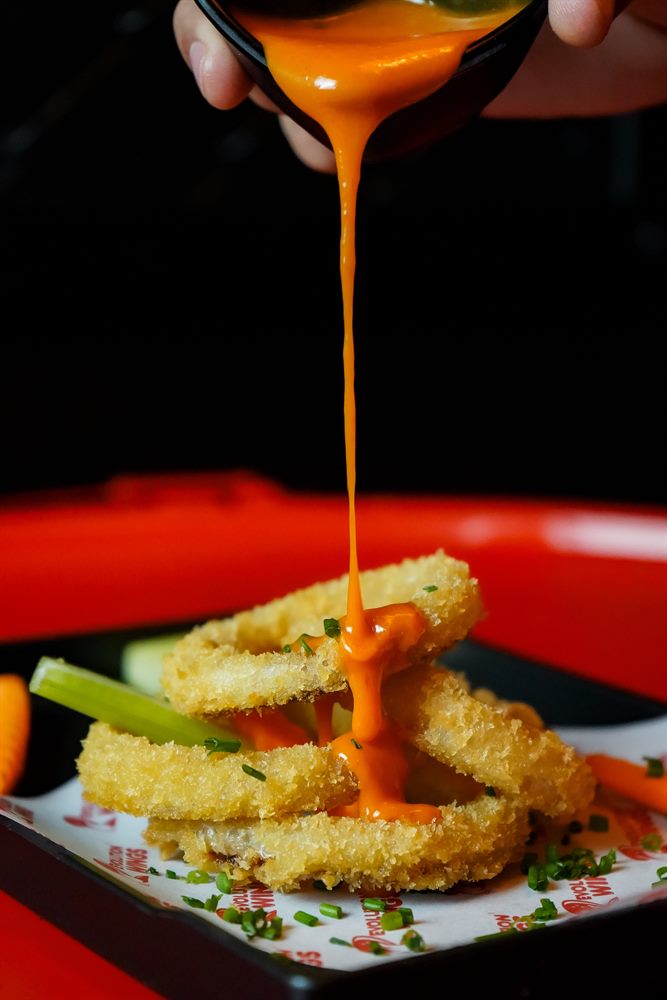 Aros de cebolla con salsa búfalo de Revolution Wings