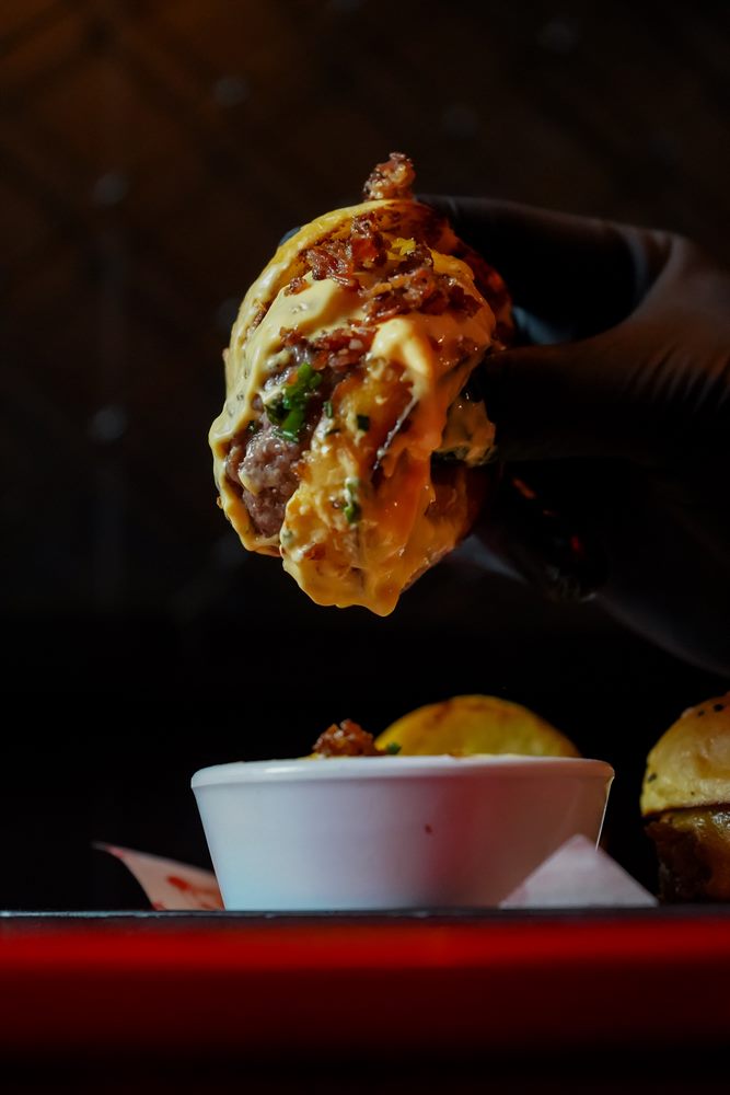 Mini hamburguesa con queso derretido de Revolution Wings