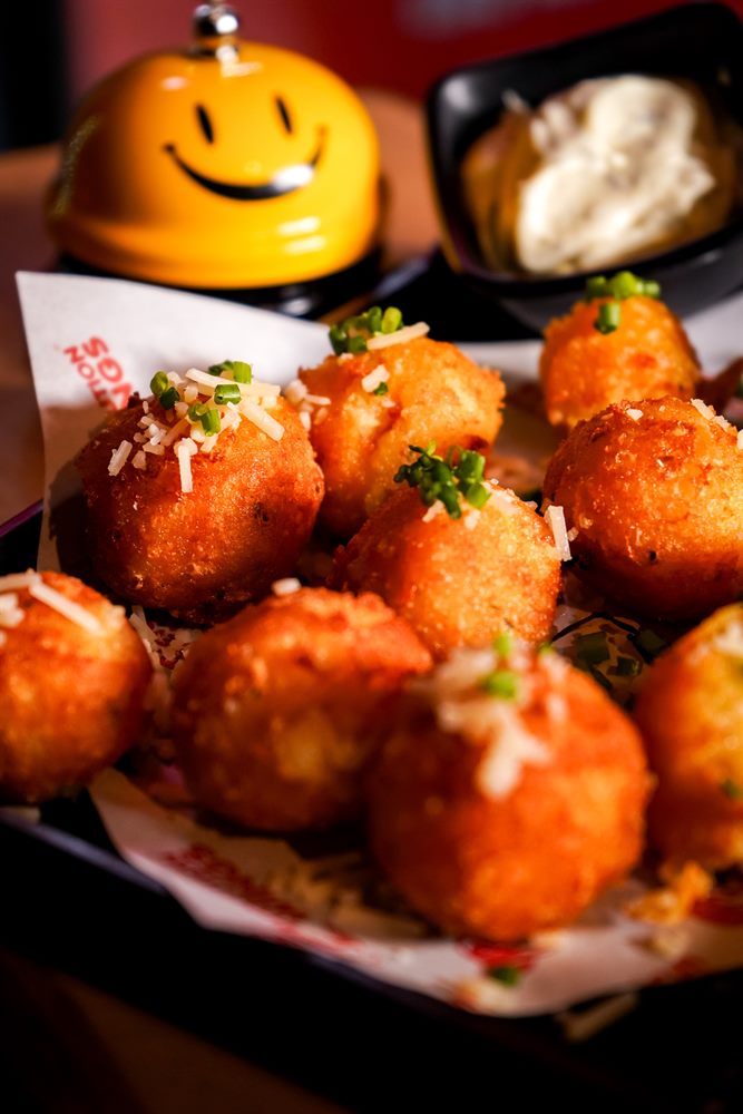 Bolitas de queso crujientes con parmesano de Revolution Wings