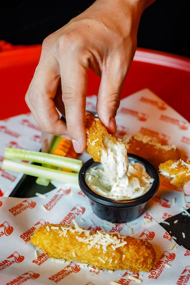 Dedos de queso mozzarella apanados de Revolution Wings