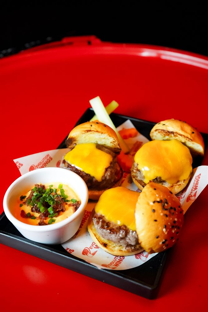 Mini hamburguesas con queso cheddar de Revolution Wings