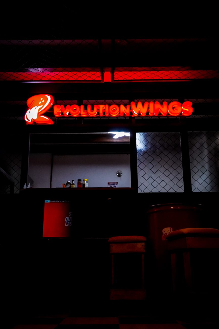 Local de Revolution Wings con letrero neón en Villa de Leyva