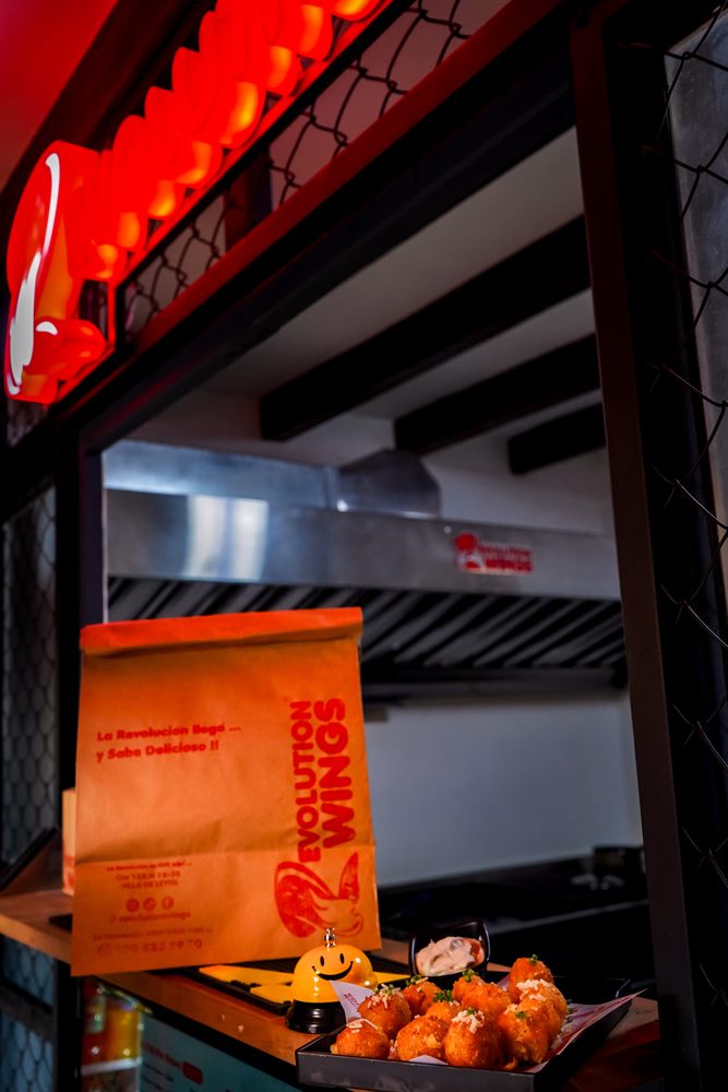 Pedido para llevar en bolsa de Revolution Wings en el local